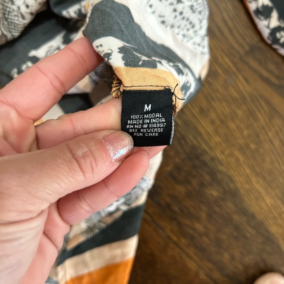 Tolani medium blouse euc - Picture 2 of 5